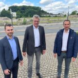 Wirtschaftsförderer Marvin Faulstich, Bergkamens Bürgermeister Bernd Schäfer und Sven Klagge, Leiter der Ten-Brinke-Niederlassung Münster, stehen vor der Turmarkaden-Brache an der Töddinghauser Straße in Bergkamen.