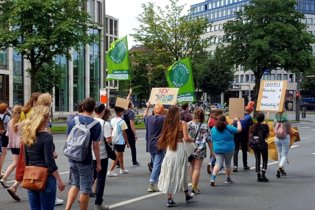 Klima-Demonstrierende von Fridays for Future laufen mit Plakaten über den Dortmunder Wall.