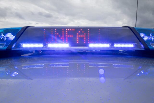 Schriftzug Unfall auf Polizeiauto