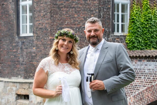 Sina (geborene Winter) und Björn Detert haben auf Schloss Bladenhorst standesamtlich geheiratet.