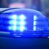 Das Blaulicht eines Polizeiautos leuchtet.