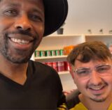 Ex-Fußballprofi Mo Idrissou ist in Kamen, um seinen Freund Bumin Temizkanoglu bei seiner Geschäftseröffnung zu unterstützen.