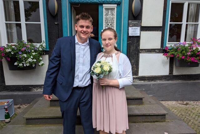 Thies Torchalla (18) und Michelle Torchalla (19) haben am Freitagvormittag in Unna geheiratet.