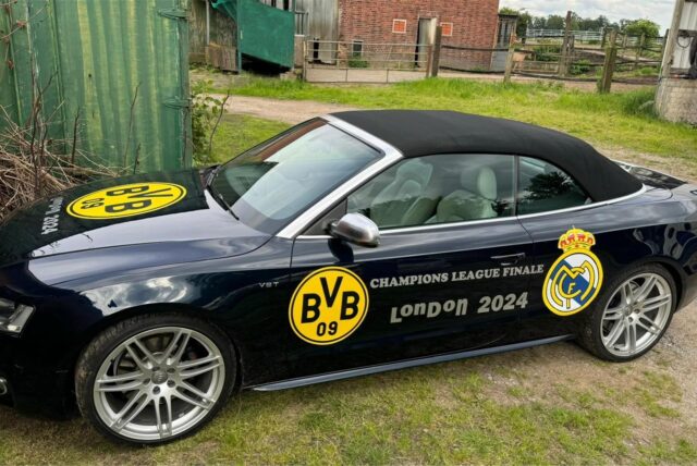 Mit dem Auto mit besonderer Aufschrift fährt Olaf Thieme zum Finale nach London.