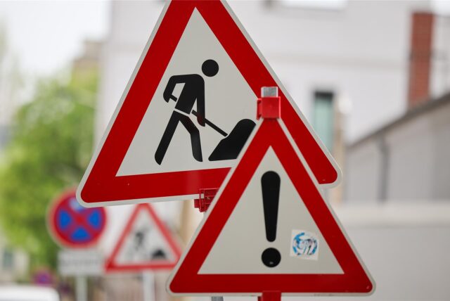 Ein Baustellenschild.