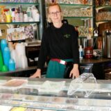 Anita Rusovik von der Eisdiele San Remo ist mit dem Frühjahr nicht ganz zufrieden. Für den Sommer verspricht sie den Gästen „fast jede Woche eine neue Eissorte“.