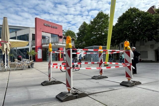 Eine der Betonplatten am Lindenplatz steht gefährlich hoch. Die Stadt hat die Stelle sicherheitshalber absperren lassen.
