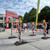 Eine der Betonplatten am Lindenplatz steht gefährlich hoch. Die Stadt hat die Stelle sicherheitshalber absperren lassen.