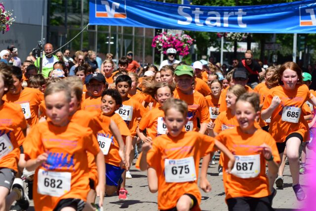 Die Kinder starten in den Schülerlauf.