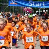 Die Kinder starten in den Schülerlauf.