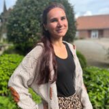 Alison Marburger lächelt in die Kamera.