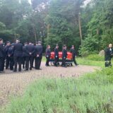 Ein roter Sarg, geleitet von Feuerwehrkameraden. Der langjährige Weddinghofener Einheitsführer Peter Budde wurde am 31.5.2024 auf den Parkfriedhof in Bergkamen beigesetzt.