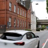 Auto auf der Bahnhofstraße, die eine Fahrradstraße ist.