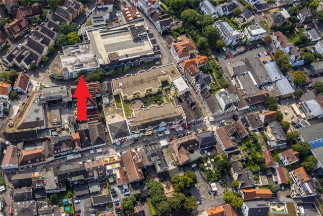 Das Luftbild zeigt einen Ausschnitt der Unnaer Innenstadt. Der Pfeil zeigt auf das Schnückel-Parkhaus, den Standort des neuen Taubenhauses.