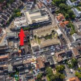 Das Luftbild zeigt einen Ausschnitt der Unnaer Innenstadt. Der Pfeil zeigt auf das Schnückel-Parkhaus, den Standort des neuen Taubenhauses.