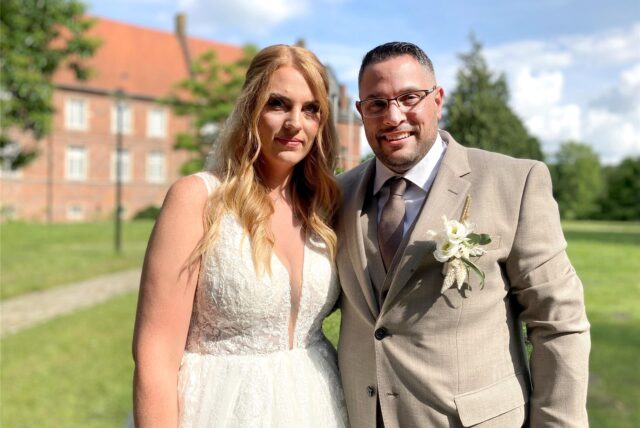 Das Brautpaar Charlotte und Dominik Schöps steht vor dem Hertener Schloss.