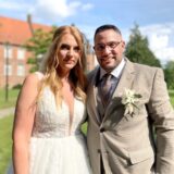 Das Brautpaar Charlotte und Dominik Schöps steht vor dem Hertener Schloss.