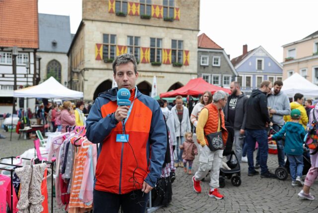 RN-Reporter Bastian Becker berichtet vom großen Familienflohmarkt in der Innenstadt von Werne.
