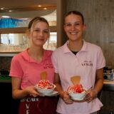 Lara Bilinsky (links) und ihre Kollegin Lea halten im Eiscafé Venezia in der Weststraße Eisbecher in allen Formen und Größen für den erhofften heißen Sommer bereit.