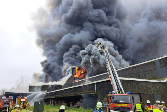 Großbrand in einer Lagerhalle in Recklinghausen