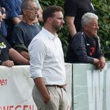 Herringens Trainer Sven Pahnreck stand im Hochzeits-Outfit am Spielfeldrand – und gewann das Aufstiegsspiel.