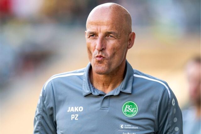 Trainer Peter Zeidler betritt das Stadion.
