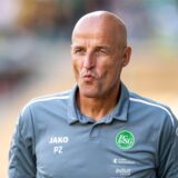 Trainer Peter Zeidler betritt das Stadion.