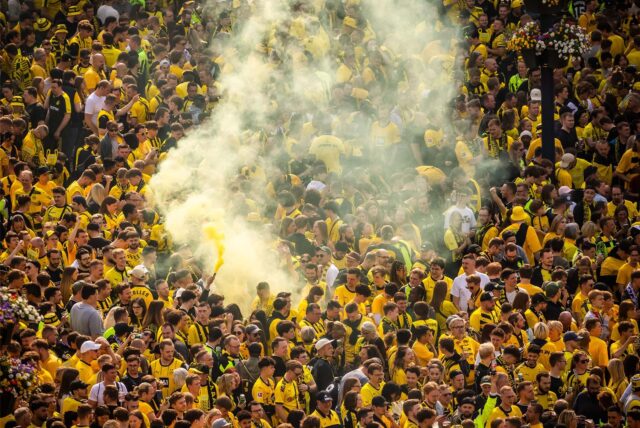 Brechend voll war es auf dem Hansaplatz. Die große Mehrheit feierte ein friedliches Fußballfest.
