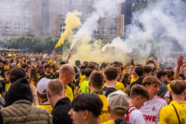 BVB-Fans beim Public Viewing auf dem Hansaplatz zum Champions-League-Finale gegen Real Madrid.