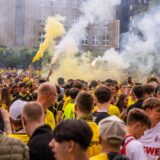 BVB-Fans beim Public Viewing auf dem Hansaplatz zum Champions-League-Finale gegen Real Madrid.