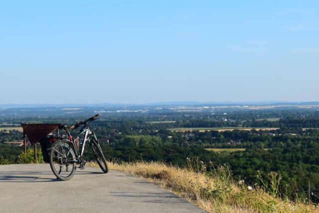 Der Blick von der Halde Großes Holz. Ein Fahrrad steht dort.