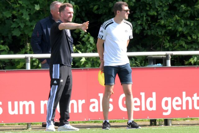 Amel Mesic (l.) coacht an der Linie.