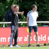 Amel Mesic (l.) coacht an der Linie.