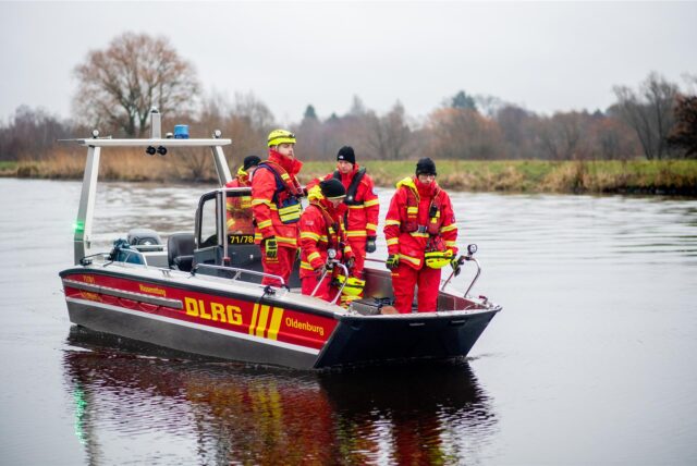 Einsatzkräfte der DLRG sind mit einem Boot unterwegs. Symbolbild