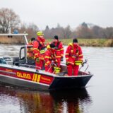 Einsatzkräfte der DLRG sind mit einem Boot unterwegs. Symbolbild
