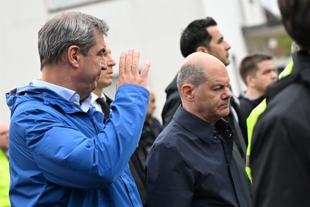 Bundeskanzler Olaf Scholz und Bayerns Ministerpräsident Markus Söder (l) im oberbayerischen Reichertshofen.
Bundeskanzler Olaf Scholz und Bayerns Ministerpräsident Markus Söder (l) im oberbayerischen Reichertshofen.
