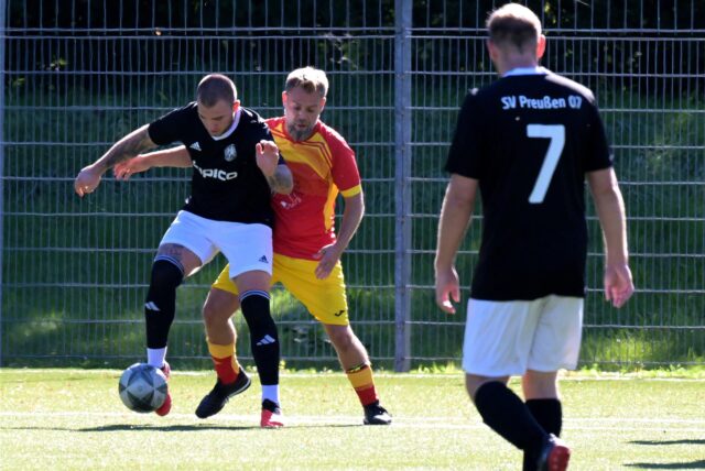 Nicolas Jan Anielski am Ball für den SV Preußen Lünen 07.