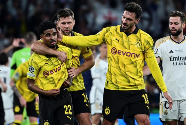 Ian Maatsen wird von Niclas Füllkrug und Mats Hummels getröstet.