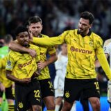Ian Maatsen wird von Niclas Füllkrug und Mats Hummels getröstet.