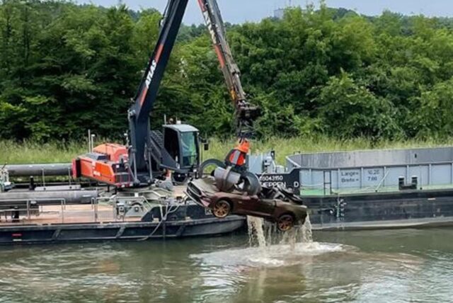 Ein Auto wird von einem Kran aus dem Datteln-Hamm-Kanal in Bergkamen-Oberaden gezogen.