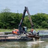 Ein Auto wird von einem Kran aus dem Datteln-Hamm-Kanal in Bergkamen-Oberaden gezogen.