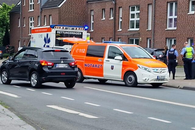 Rettungskräfte stehen in der Kamener Straße in Unna.