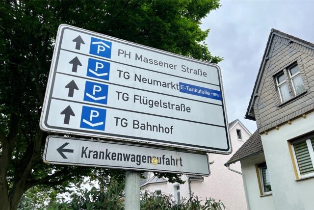 Schilder weisen auf Unnas Parkhäuser und Tiefgaragen hin