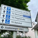 Schilder weisen auf Unnas Parkhäuser und Tiefgaragen hin