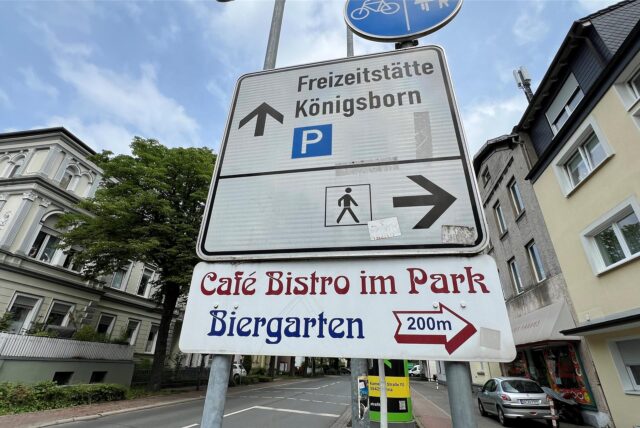 Schilder und Wegweiser hängen an der Friedrich-Ebert-Straße in Unna. Sie weisen hin auf die Freizeitstätte Königsborn und das geschlossene Café Bistro.
