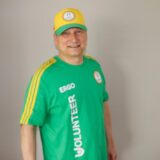 Mit der entsprechenden Bekleidung und Ausrüstung ist Peter Plancke während seiner Einsatztage leicht als Volunteer zu erkennen.