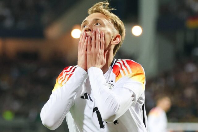 Maximilian Beier fasst sich nach einer vergebenen Chance mit beiden Händen ins Gesicht.