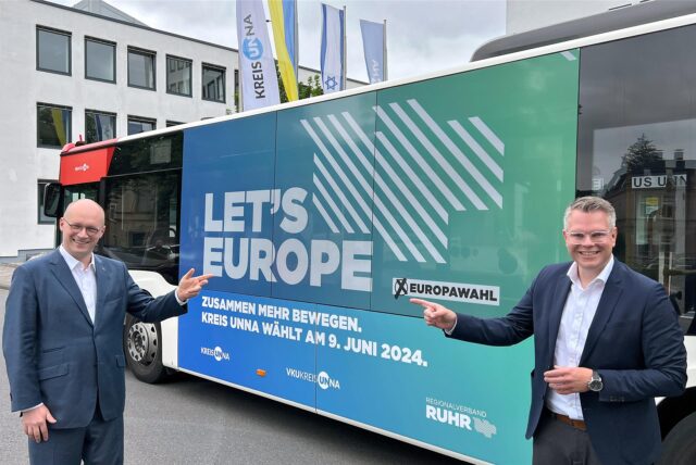 Stefan Kuczera (l.), Beigeordneter für Planung beim RVR, und Kreisdirektor Mike-Sebastian Janke stehen am Montag, 3. Juni, an einem VKU-Bus vor dem Kreishaus und machen Reklame für die Europawahl-Kampagne „Let’s Europe“.