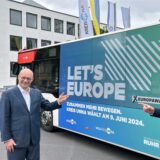 Stefan Kuczera (l.), Beigeordneter für Planung beim RVR, und Kreisdirektor Mike-Sebastian Janke stehen am Montag, 3. Juni, an einem VKU-Bus vor dem Kreishaus und machen Reklame für die Europawahl-Kampagne „Let’s Europe“.