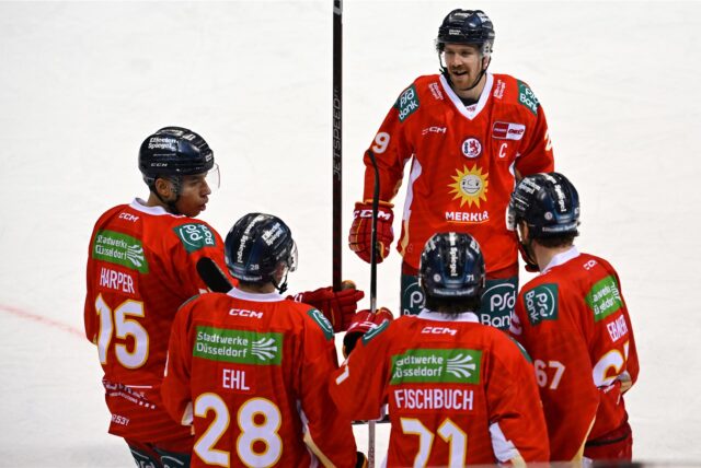 Das Eishockey-Team Düsseldorfer EG bei einem Spiel.